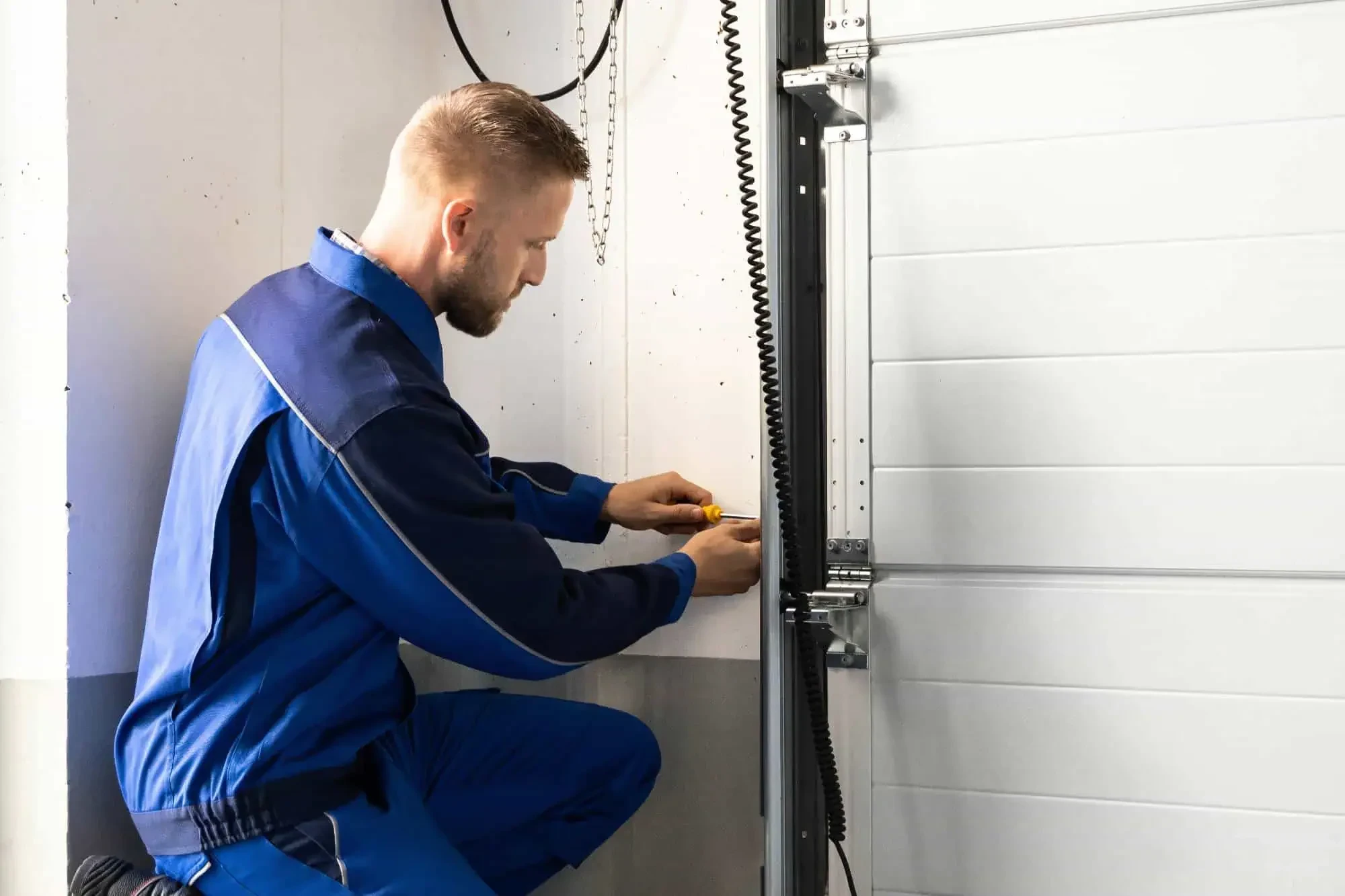 Technician Fixing Garage Door Nassau County New York_1